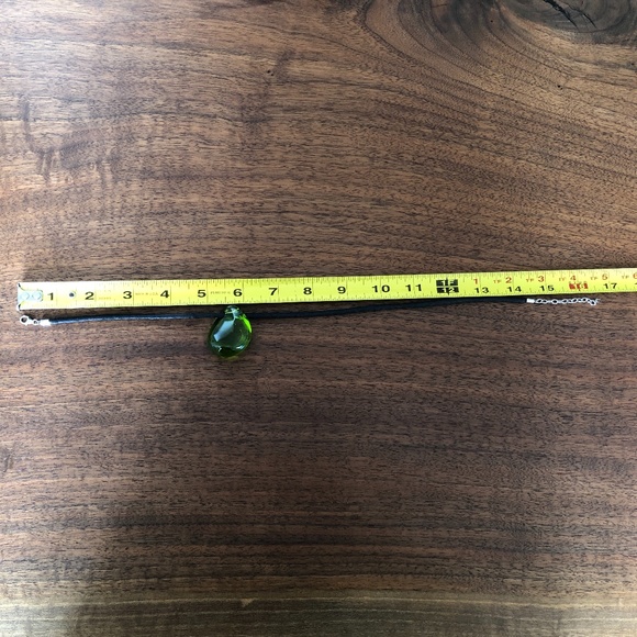 Peridot coloured glass necklace - Picture 2 of 4